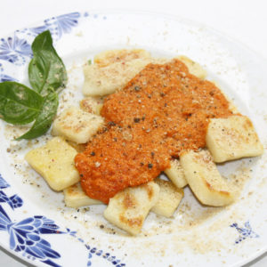 Gnocchi en salsa de tomate y parmesano vegano